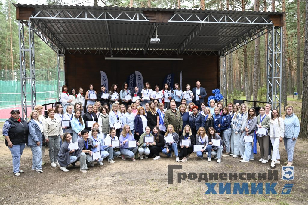 Женщины нефтехимии_встреча на турбазе.JPG